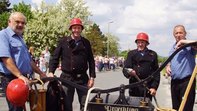 Stolz pr&auml;sentierten Mitglieder der Pr&auml;chtinger Feuerwehr ihr beim Festumzug mitgef&uuml;hrtes historisches Schmuckst&uuml;ck - eine noch intakte L&ouml;schpumpe aus dem Jahr 1880.Mario Deller