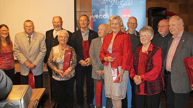 Von links: Verena Hofbauer und die Jubilare mit 50- und 60-jähriger Mitgliedschaft: Norbert Lukasczyk, Georg Weber, Christa Prochaska, Bernhard Singer, Günther Nagel, Ingeborg Grotz, Manfred Kirschner, Gertraud Kühn, Wilfried Meindl, Horst Kühn und verdeckt Ernst Müller Foto: privat