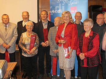 Von links: Verena Hofbauer und die Jubilare mit 50- und 60-jähriger Mitgliedschaft: Norbert Lukasczyk, Georg Weber, Christa Prochaska, Bernhard Singer, Günther Nagel, Ingeborg Grotz, Manfred Kirschner, Gertraud Kühn, Wilfried Meindl, Horst Kühn und verdeckt Ernst Müller Foto: privat