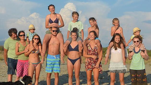Familienbilder sind bei den Leinthalers selten. Dieses stammt aus dem Sommerurlaub 2018 in Italien: Die Eltern Hans-Peter und Andrea mit (untere Reihe von links) Paula,16, Jakob, 24, Therese, 22, Ida, 20, Leni, 18, Anna-Maria (23, Freundin von Jakob). In der oberen Reihe (von links): Fridolin, 4, Thea, 15, Emil, 13, Fritz, 10, Greta, 8, und Enkelkind Augustin (4, Sohn von Jakob und Anna-Maria). Familie Leinthaler