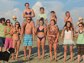 Familienbilder sind bei den Leinthalers selten. Dieses stammt aus dem Sommerurlaub 2018 in Italien: Die Eltern Hans-Peter und Andrea mit (untere Reihe von links) Paula,16, Jakob, 24, Therese, 22, Ida, 20, Leni, 18, Anna-Maria (23, Freundin von Jakob). In der oberen Reihe (von links): Fridolin, 4, Thea, 15, Emil, 13, Fritz, 10, Greta, 8, und Enkelkind Augustin (4, Sohn von Jakob und Anna-Maria). Familie Leinthaler