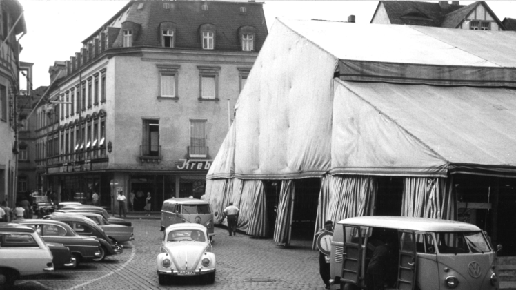 Außenansicht - das Festzelt am Marktplatz. Foto: Archiv Bayerische Rundschau