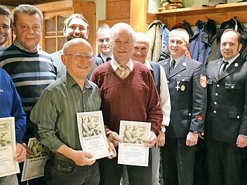 Mit der Ernennung zum Ehrenmitglied würdigte die Freiwillige Feuerwehr Wartenfels die außerordentlichen Verdienste und die langjährige engagierte Mitgliedschaft von sechs Männern. Unser Bild zeigt (von links) Reinhold Beetz, Zweiten Vorsitzenden Felix Kremer, Raymund Will, Reinhard Bauerfeind, stellvertretenden Bürgermeister Christian Ruppert, Kommandanten Daniel Geyer, Ludwig Melzer, Eduard Gareis, Vorsitzenden Frank Kremer, Kreisbrandmeister Alexander Reinsch und Kreisbrandinspektor Horst T...
