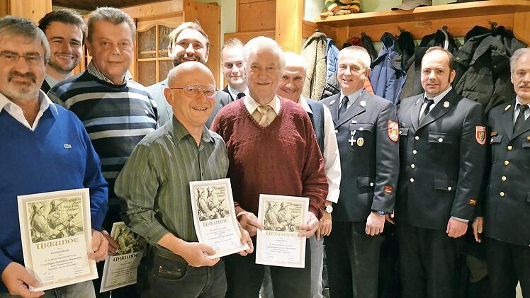 Mit der Ernennung zum Ehrenmitglied würdigte die Freiwillige Feuerwehr Wartenfels die außerordentlichen Verdienste und die langjährige engagierte Mitgliedschaft von sechs Männern. Unser Bild zeigt (von links) Reinhold Beetz, Zweiten Vorsitzenden Felix Kremer, Raymund Will, Reinhard Bauerfeind, stellvertretenden Bürgermeister Christian Ruppert, Kommandanten Daniel Geyer, Ludwig Melzer, Eduard Gareis, Vorsitzenden Frank Kremer, Kreisbrandmeister Alexander Reinsch und Kreisbrandinspektor Horst T...