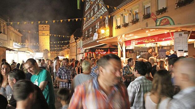 Feste mit Massenandrang, wie auf diesem Archivfoto vom Altstadtfest in Ebern kann es wegen der Ansteckungsgefahr durch das Corona-Virus in diesem Sommer nicht geben. Eckehard Kiesewetter