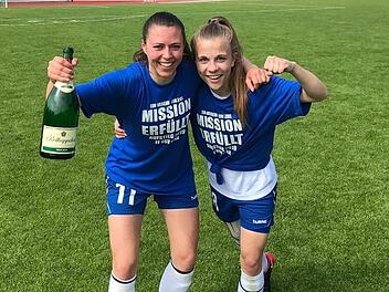 Leonie Kreil (links) und Annika Graser stiegen im Trikot des FF USV Jena im Juni 2019 gemeinsam in die Bundesliga auf. Foto: privat