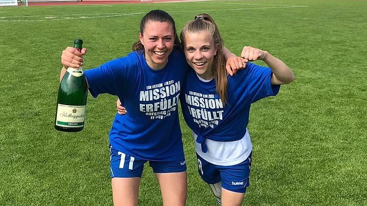 Leonie Kreil (links) und Annika Graser stiegen im Trikot des FF USV Jena im Juni 2019 gemeinsam in die Bundesliga auf. Foto: privat