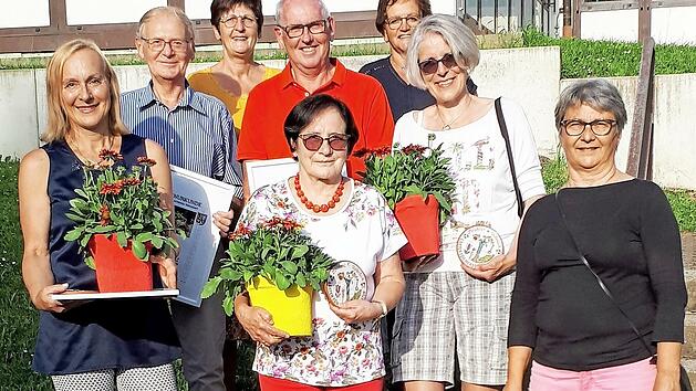 Die Preistr&auml;ger des Einzelhauswettbewerbs mit Mitgliedern des Vorstandes. Rechts Vorsitzende Ingrid Sesselmann
