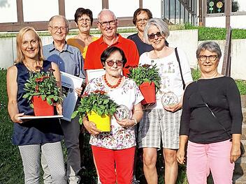 Die Preisträger des Einzelhauswettbewerbs mit Mitgliedern des Vorstandes. Rechts Vorsitzende Ingrid Sesselmann