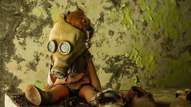 Kinderpuppe mit Gasmaske: Im Sommer 1986 durften die Bewohner der Atomstadt Prypjat noch einmal f&uuml;r wenige Stunden zur&uuml;ck in ihre Wohnungen, um wichtige Habseligkeiten herauszuholen. Die Beh&ouml;rden verboten aufgrund der hohen Strahlenbelastung, Kinderspielzeug mitzunehmen.