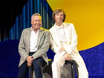 Im Film "Roland" spielt Max Mauff (rechts) die Schlagerlegende Roland Kaiser.