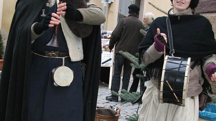 Mario und Sandra Schedel streifen mit dem Dudelsack durch die Altstadtgassen