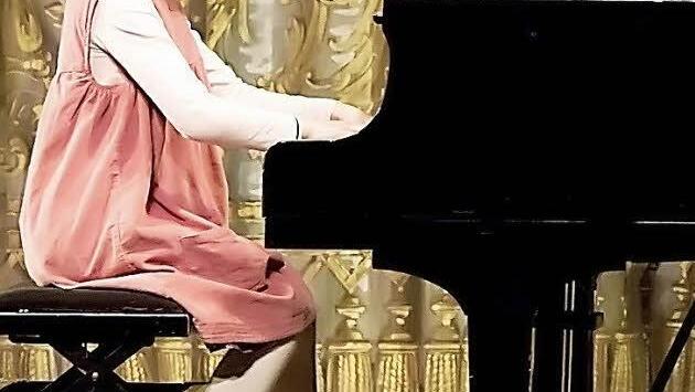 Viel Applaus erhielt You Wei Lui für ihre Deutung von Edvard Griegs "Elfentanz". Kein Problem, dass ihre Beine noch nicht bis zum Klavierpedal hinunter reichen. Dafür gibt's technische Hilfsmittel. Fotos: Albert Höchstädter