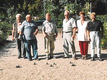 Die Kitzinger Boule-Gemeinschaft traf sich früher im Rosengarten. Heute haben die Spieler auf dem ehemaligen Gartenschaugelände einen Platz, der in Franken seinesgleichen sucht.  Foto: Archiv