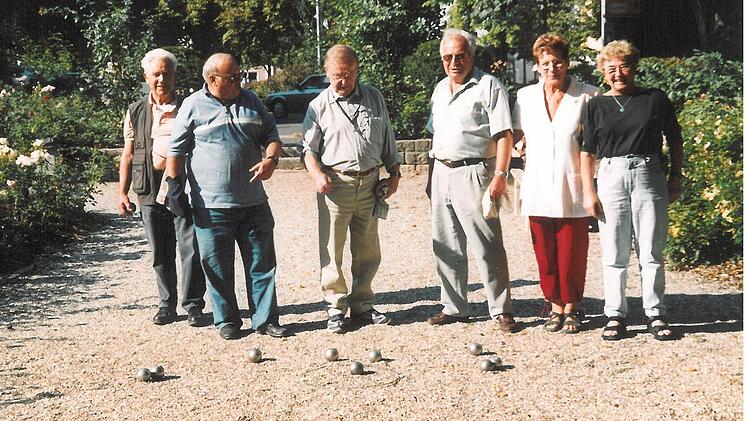 Die Kitzinger Boule-Gemeinschaft traf sich früher im Rosengarten. Heute haben die Spieler auf dem ehemaligen Gartenschaugelände einen Platz, der in Franken seinesgleichen sucht.  Foto: Archiv