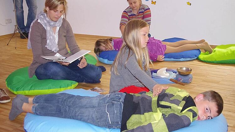 Schüler der Klassen 1 a und 4 a zeigten mit ihrer Lehrerin, Konrektorin Sabine Freifrau Bock von Wülfingen, wie man snoezelt.