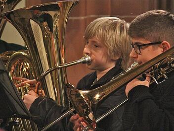 Auch der Nachwuchs konnte überzeugen: Zwei Bläser des Jugendorchesters der Stadtkapelle Hammelburg. Foto: Gerd Schaar