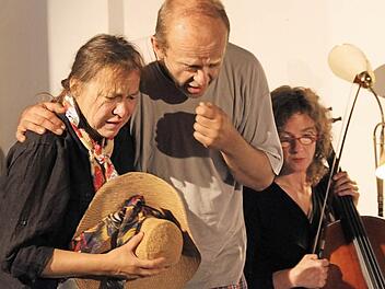 Heike Schwandt, Siegfried Michl und Sibylle Friz leben als "Trio Morbido" ihren Sinn für schwarzen Humor aus. Foto: Katharina Müller-Sanke