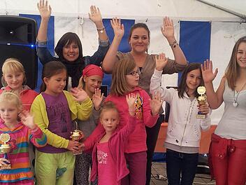 Beim Ferienprogramm des Forums Bad Brückenau stand das Karaoke-Singen im Mittelpunkt. Für die Siegerinnen gab es Pokale.  Foto: Rohrmüller