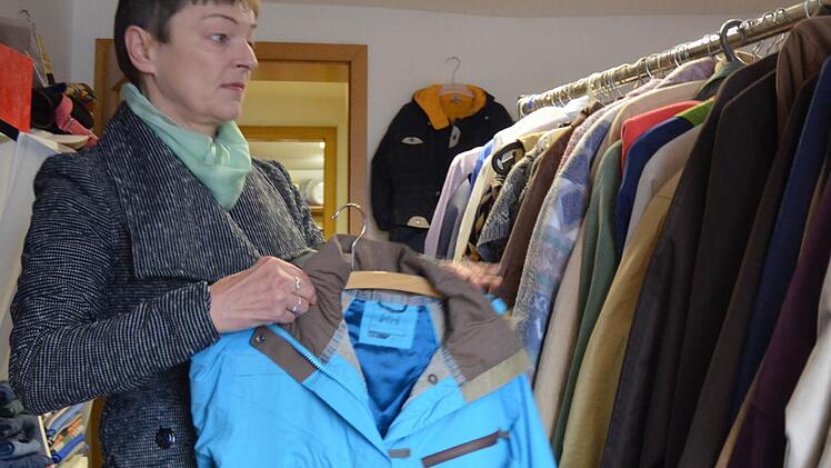 Der Awo Treff verfügt über eine Kleiderkammer, die in diesem Jahr in einen attraktiveren Raum verlegt und mit einer Umkleidekabine ausgestattet wurde. Ute Hegner zeigt, was an Kleidung im Vorrat ist.  Foto: Rainer Lutz