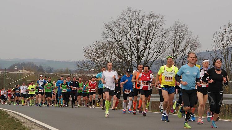 Die gro&szlig;e Masse der rund 2000 Starter ging auf die Halbmarathonstrecke. Hier bewegt sich die kurz nach dem Start in Bad Staffelstein der Pulk auf der Stra&szlig;e nach Sch&ouml;nbrunn. Foto: Mario Deller