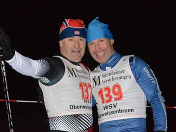 Ungebrochene Lust auf Wintersport: Jakob Propp (links) und Ewald Simon beim Nachtskisprint im Januar 2015. Foto: Jürgen Schmitt