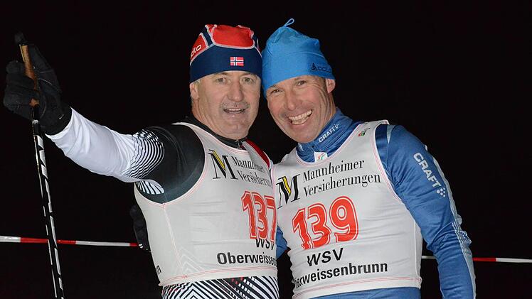 Ungebrochene Lust auf Wintersport: Jakob Propp (links) und Ewald Simon beim Nachtskisprint im Januar 2015. Foto: Jürgen Schmitt
