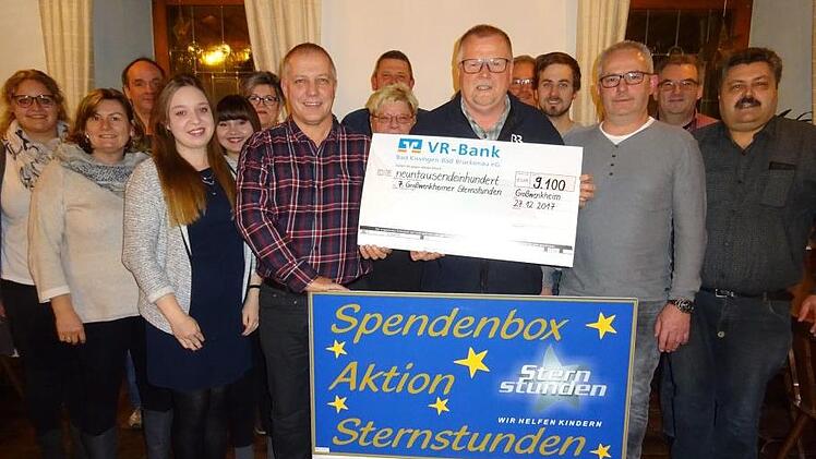 Anton Ziegler (vorne links) und Norbert Geiling (vorne rechts) überreichten im Beisein verschiedener Vereinsvertreter und zweier Stadträte an Eberhard Schellenberger den Scheck in Höhe von 9 100 Euro.  Anton Then