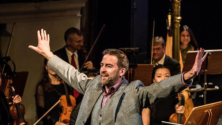 Klangvolle Erstaufführung: Als sinfonisches Märchen mit der Musik von Roland Fister zog "Alice im Wunderland" beim Kinderkonzert im Landestheater in Bann. Den Part des Sprechers übernahm Frederik Leberle.Foto: Jochen Berger