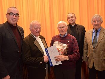 Bürgermeister  Andreas Sandwall (links), Pfarrer Michael Kubatko (2. von rechts) und Vdk-Ortsvorsitzender Siegbert Holzheimer (rechts) dankten  Berthold Bötsch und Hermann Haban für ihre Treue. Foto: Peter Rauch
