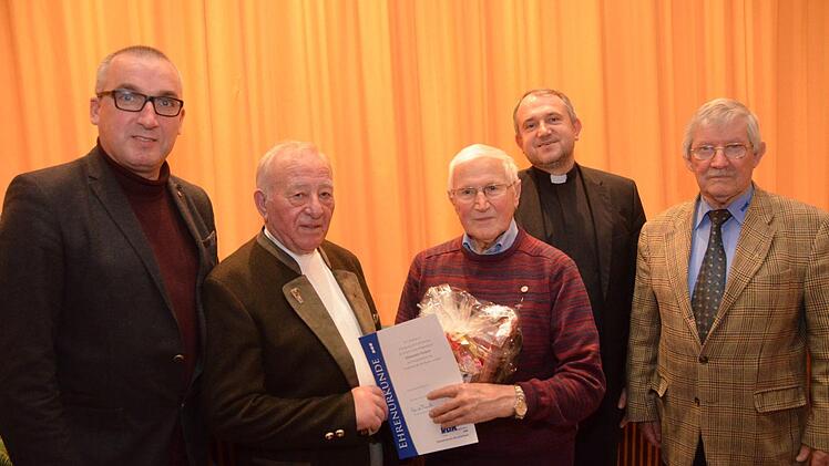 Bürgermeister  Andreas Sandwall (links), Pfarrer Michael Kubatko (2. von rechts) und Vdk-Ortsvorsitzender Siegbert Holzheimer (rechts) dankten  Berthold Bötsch und Hermann Haban für ihre Treue. Foto: Peter Rauch