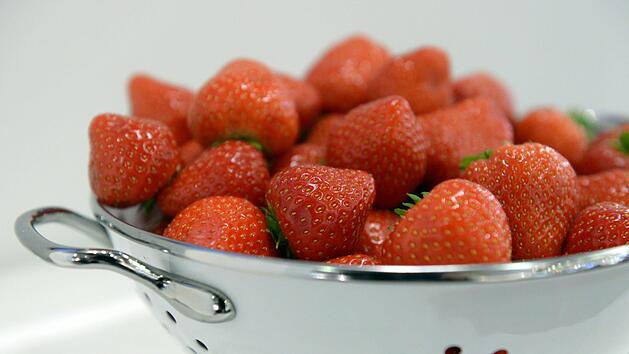 Muss man Erdbeeren wegwerfen sobald eine von ihnen schimmelt? Foto: Andrea Warnecke/dpa