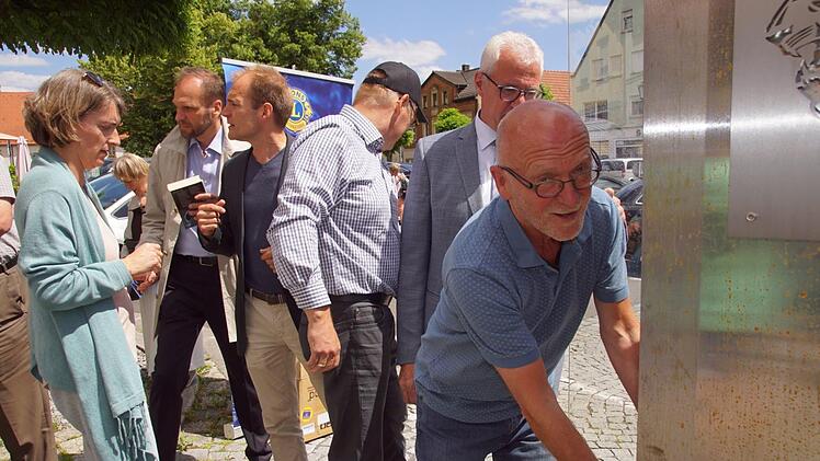 Auch die Haßfurter Buchhandlungen unterstüzen die Idee des offenen Bücherschranks, soll er doch die Lesefreude steigern. Hier Franz Wölfel, der eine ganze Kiste Jugendbücher mitgebracht hatte.