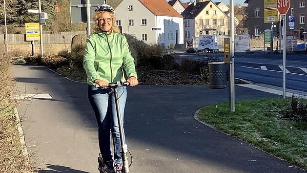 Auf dem E-Roller entspannt durch die Stadt: Bianca Volkert.  Foto: Willy Volkert