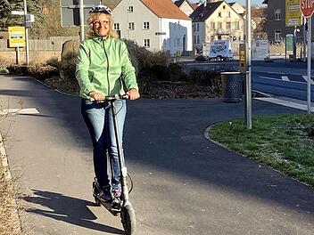 Auf dem E-Roller entspannt durch die Stadt: Bianca Volkert.  Foto: Willy Volkert