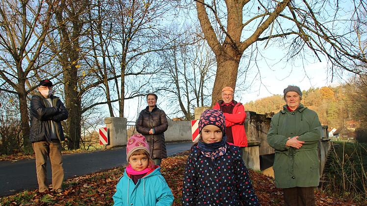 Gegen den geplanten Neubau der Main-Brücke im Neudrossenfelder Ortsteil Langenstadt gibt es Widerstand. Die Bewohner befürchten mehr Verkehr - und damit mehr Gefahren für ihre Kinder. Unser Bild zeigt (von links) Alfred Preußinger, Franziska und Klaus Bartels sowie Hilde Lauterbach mit Marie (vorne links) und Leni Preußinger. Foto: Jürgen Gärtner