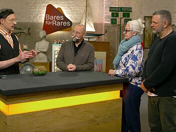 Damit hätten Verkäuferin Bettina und Ehemann Alexander wohl nie gerechnet: Ihr Mitbringsel war viel mehr wert, als sie jemals gedacht hätten.