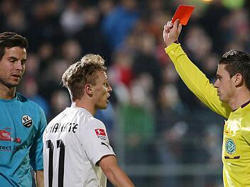 Im Zweitliga-Spiel des SV Sandhausen gegen Hertha BSC musste Christian Dietz SV-Torwart Michael Langer (l.) die Rote Karte zeigen.  Foto: Deines