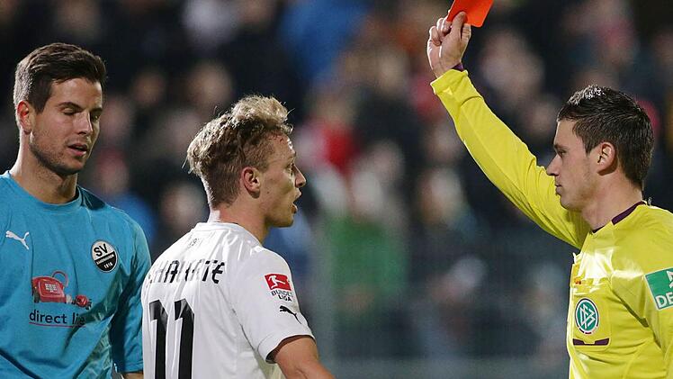 Im Zweitliga-Spiel des SV Sandhausen gegen Hertha BSC musste Christian Dietz SV-Torwart Michael Langer (l.) die Rote Karte zeigen.  Foto: Deines
