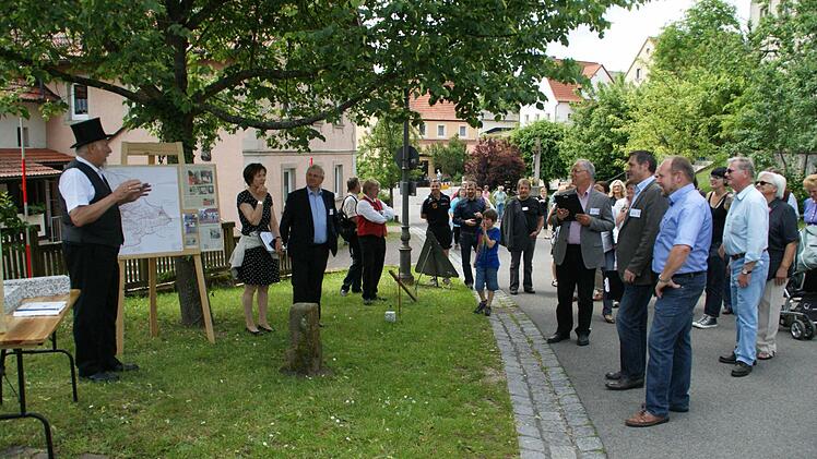 Kirchlauter: Ausgesprochen unterhaltsam informierte Karl Gehring in Kirchlauter über das ehrenvolle Amt der Siebener und seine Geschichte.