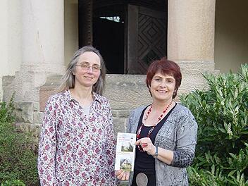 Daniele Roth (links) und Edith Fecher stellen den neuen Flyer der ökumenischen Kur- und Reha-Seelsorge vor. Foto: Brigitta Kempe-Wolf