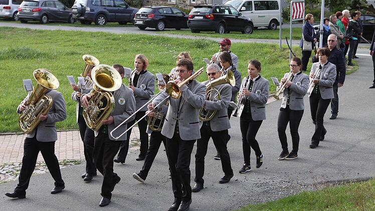 Abholung der Wallfahrer am Ortsrand mit der Musikkapelle Nordhalben.  Foto: Michael Wunder