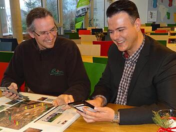 Von wegen mit dem Smartphone auf der Couch: Joachim Schneider (links) hat ein Spiel entwickelt, bei dem Kinder mit dem Handy draußen in der Natur unterwegs sind. Damit erweitert die Umweltbildungsstätte Oberelsbach ihr Angebot. Foto: Marion Eckert
