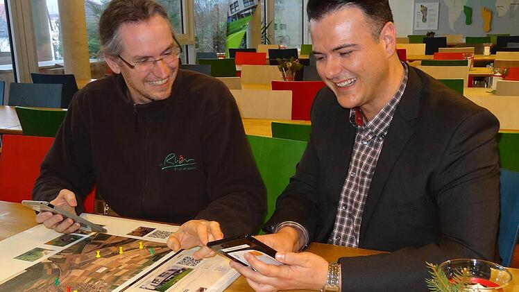 Von wegen mit dem Smartphone auf der Couch: Joachim Schneider (links) hat ein Spiel entwickelt, bei dem Kinder mit dem Handy draußen in der Natur unterwegs sind. Damit erweitert die Umweltbildungsstätte Oberelsbach ihr Angebot. Foto: Marion Eckert