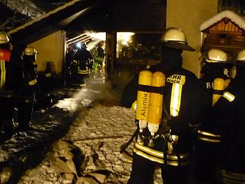 Die Feuerwehrleute hatten den Wohnungsbrand in Wallenfels schnell im Griff. Foto: Stefan Wicklein