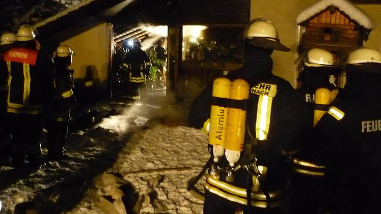 Die Feuerwehrleute hatten den Wohnungsbrand in Wallenfels schnell im Griff. Foto: Stefan Wicklein