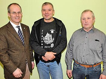 175-mal haben Horst Manger (Mitte) und Rudolf Ziegler (rechts) Blut gespendet. Der BRK-Kreisvorsitzende Dr. Alexander Siebel (links) überreichte ihnen Ehrennadeln und Urkunden.  Foto: Dieter Britz