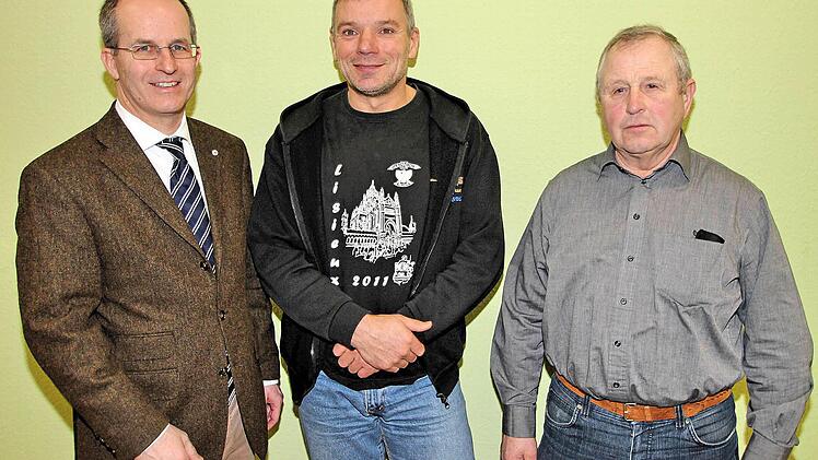 175-mal haben Horst Manger (Mitte) und Rudolf Ziegler (rechts) Blut gespendet. Der BRK-Kreisvorsitzende Dr. Alexander Siebel (links) überreichte ihnen Ehrennadeln und Urkunden.  Foto: Dieter Britz