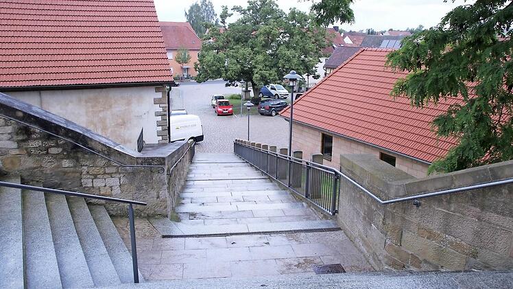Die mächtige Treppe, die zur Michaelskirche führt, wurde erneuert.