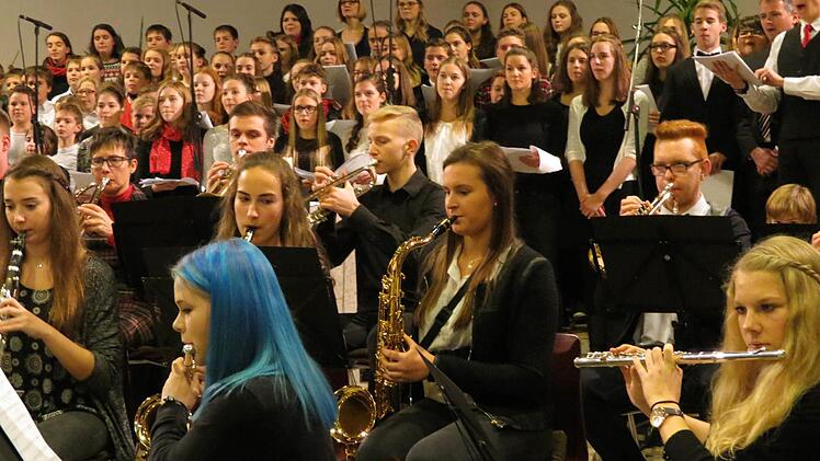 Viele Schüler des Frobenius-Gymnasiums wirken beim Oratorium "Weihnachten 21" mit. Foto: Doris Bauer